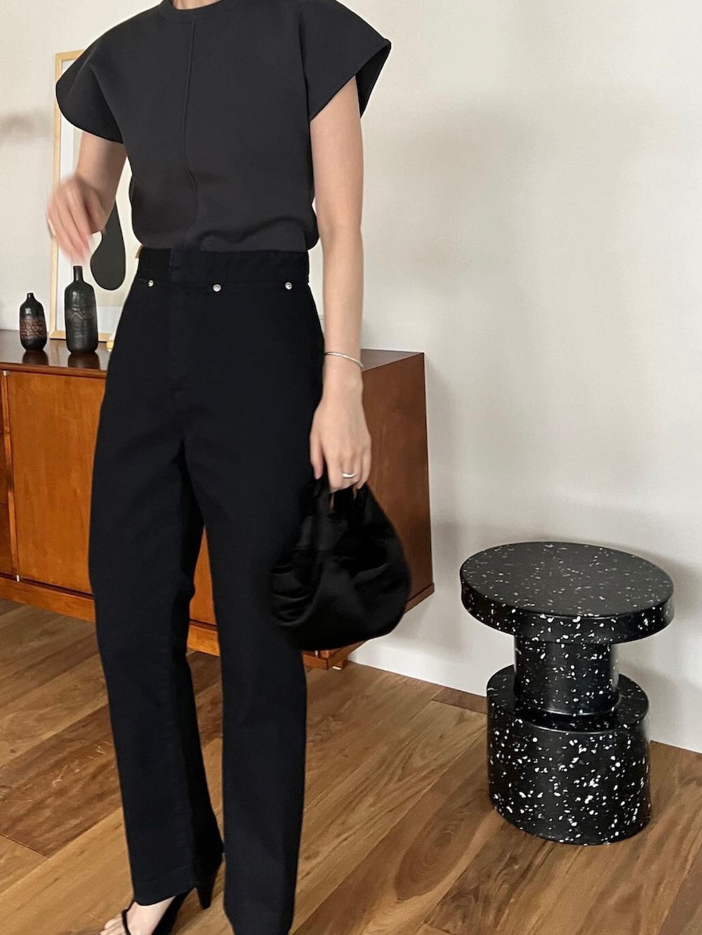 グレー系のTシャツ/カットソー、ブラック系のデニムパンツを着用したレディースの春コーディネートの2枚目の写真