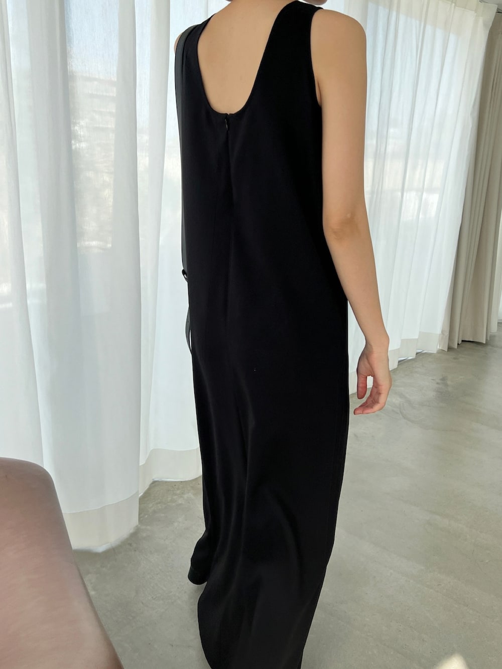 ブラック系のワンピースを着用したレディースの夏コーディネートの3枚目の写真