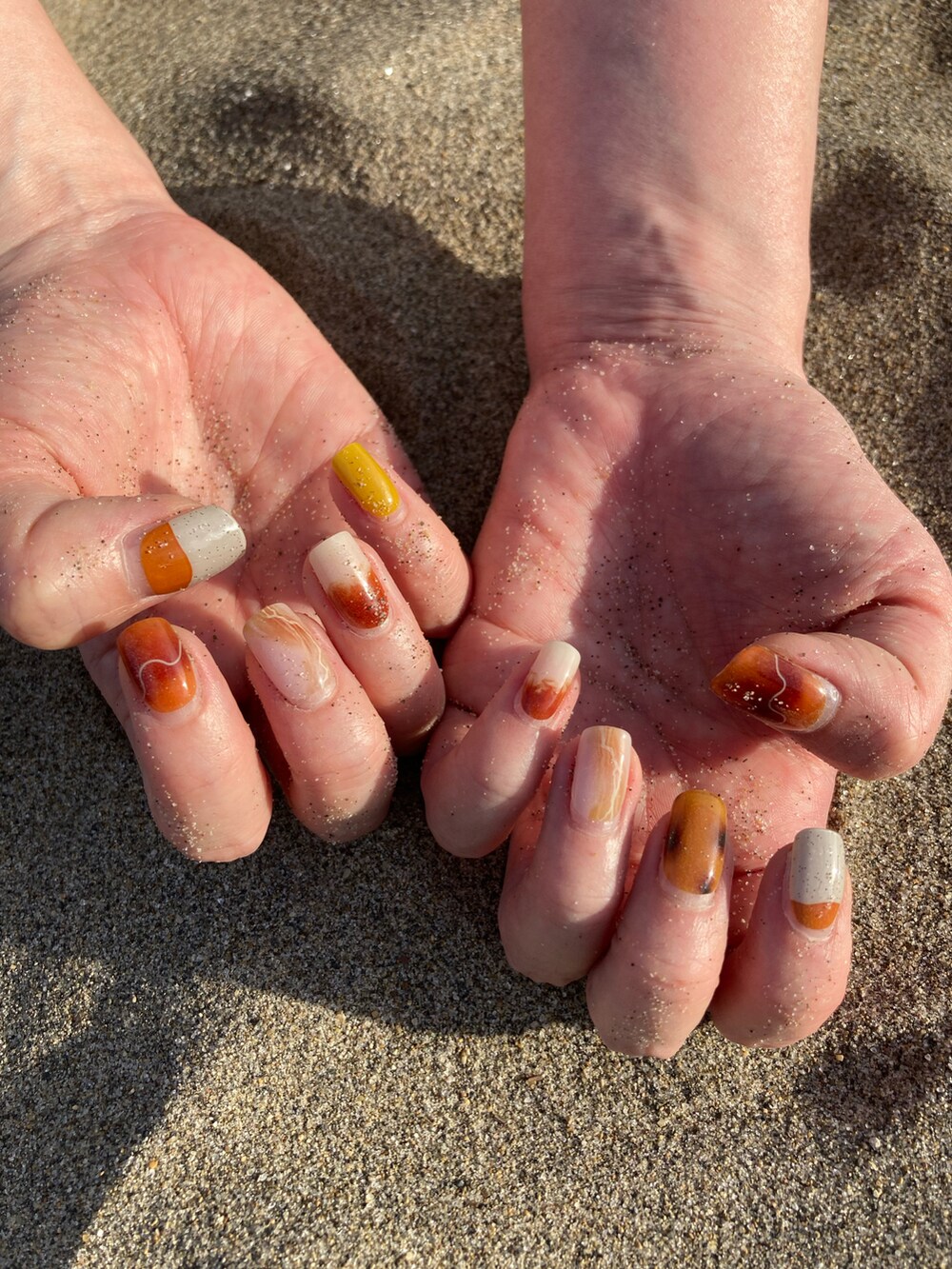 オレンジ系のワンピース、ベージュ系のサンダル、ホワイト系のトートバッグを着用したレディースの夏コーディネートの4枚目の写真