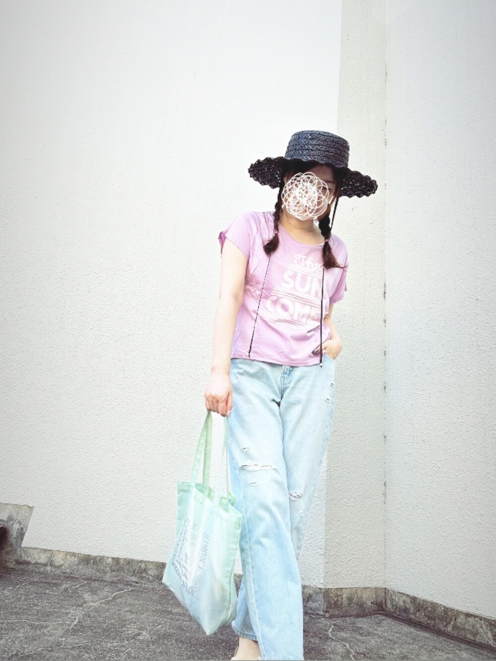 パープル系のTシャツ/カットソー、ブルー系のデニムパンツ、グリーン系のエコバッグ/サブバッグを着用したレディースの夏コーディネートの2枚目の写真