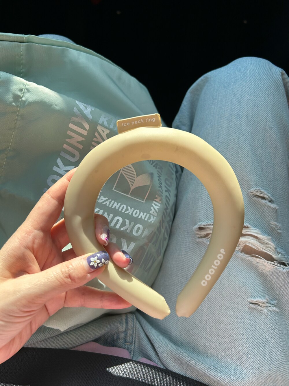 パープル系のTシャツ/カットソー、ブルー系のデニムパンツ、グリーン系のエコバッグ/サブバッグを着用したレディースの夏コーディネートの4枚目の写真