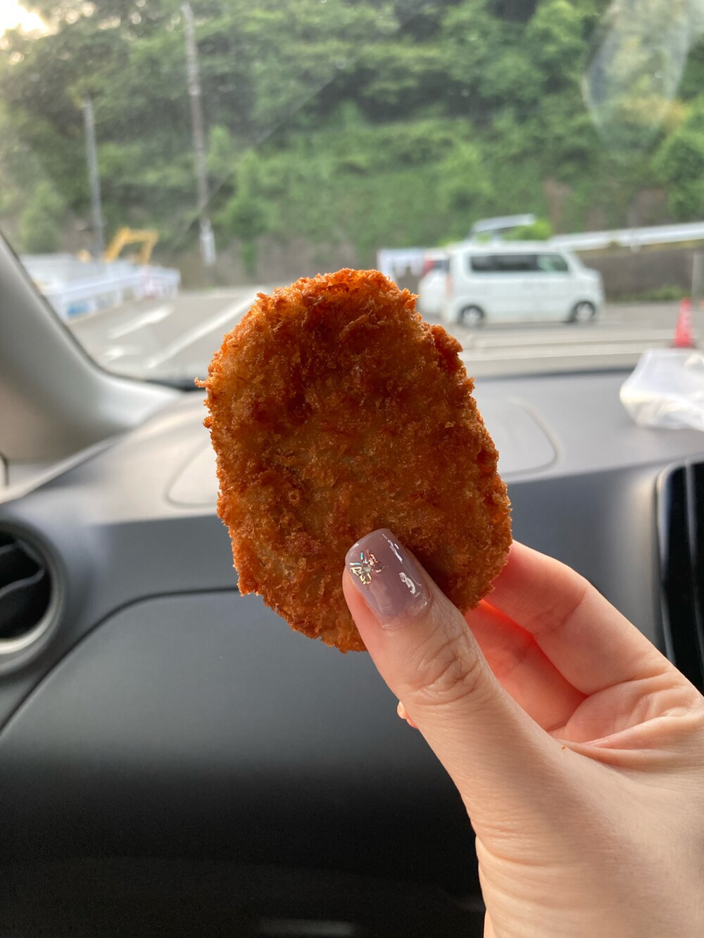 ベージュ系のサンダル、ブルー系のスラックス、ピンク系のショルダーバッグを着用したレディースの夏コーディネートの5枚目の写真