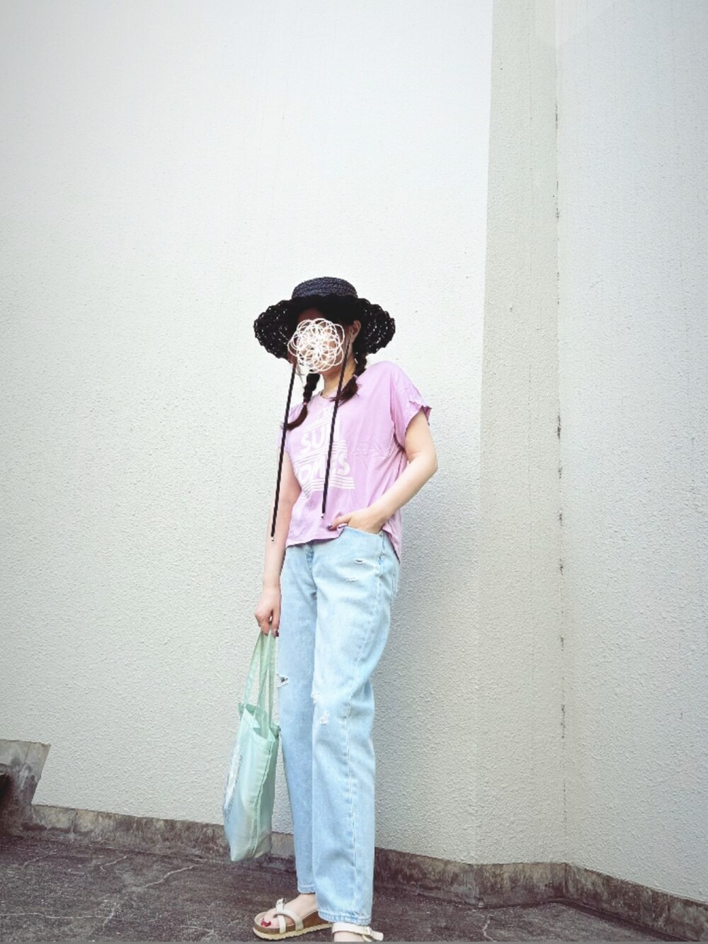 パープル系のTシャツ/カットソー、ブルー系のデニムパンツ、グリーン系のエコバッグ/サブバッグを着用したレディースの夏コーディネートの3枚目の写真