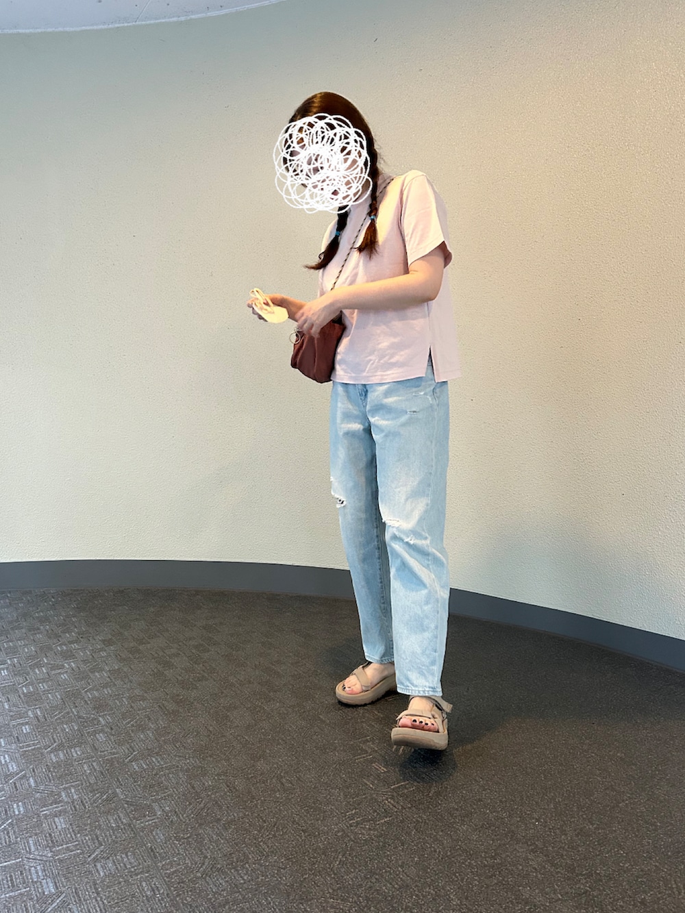 ピンク系のTシャツ/カットソー、ピンク系のショルダーバッグ、ブルー系のデニムパンツを着用したレディースの夏コーディネートの2枚目の写真