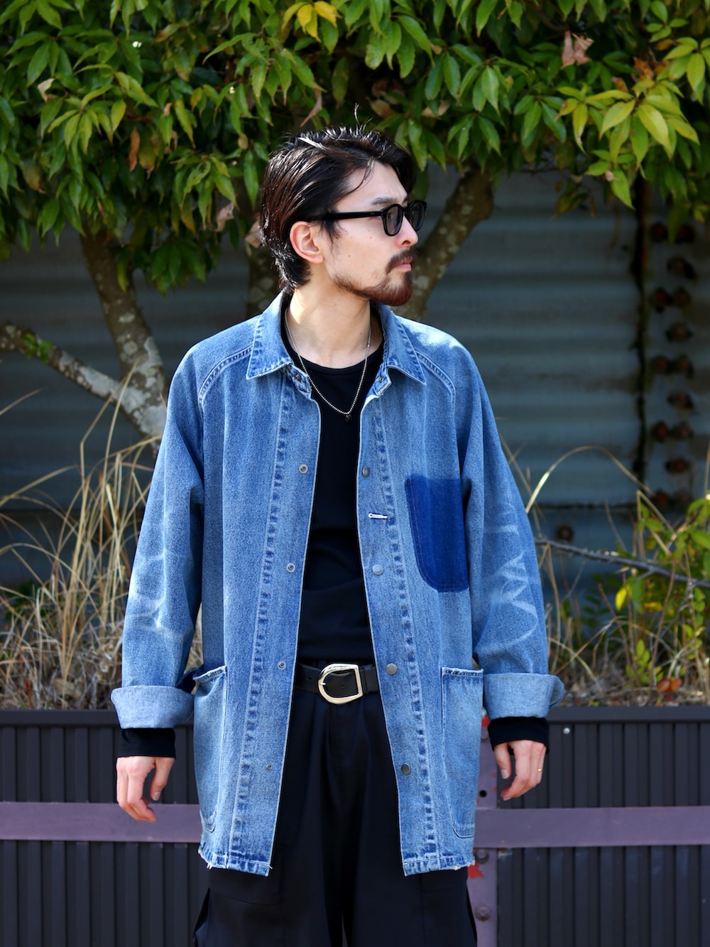 ホワイト系のシューズ、ブルー系のブルゾン、ブラック系のTシャツ/カットソーを着用したメンズの春コーディネートの2枚目の写真