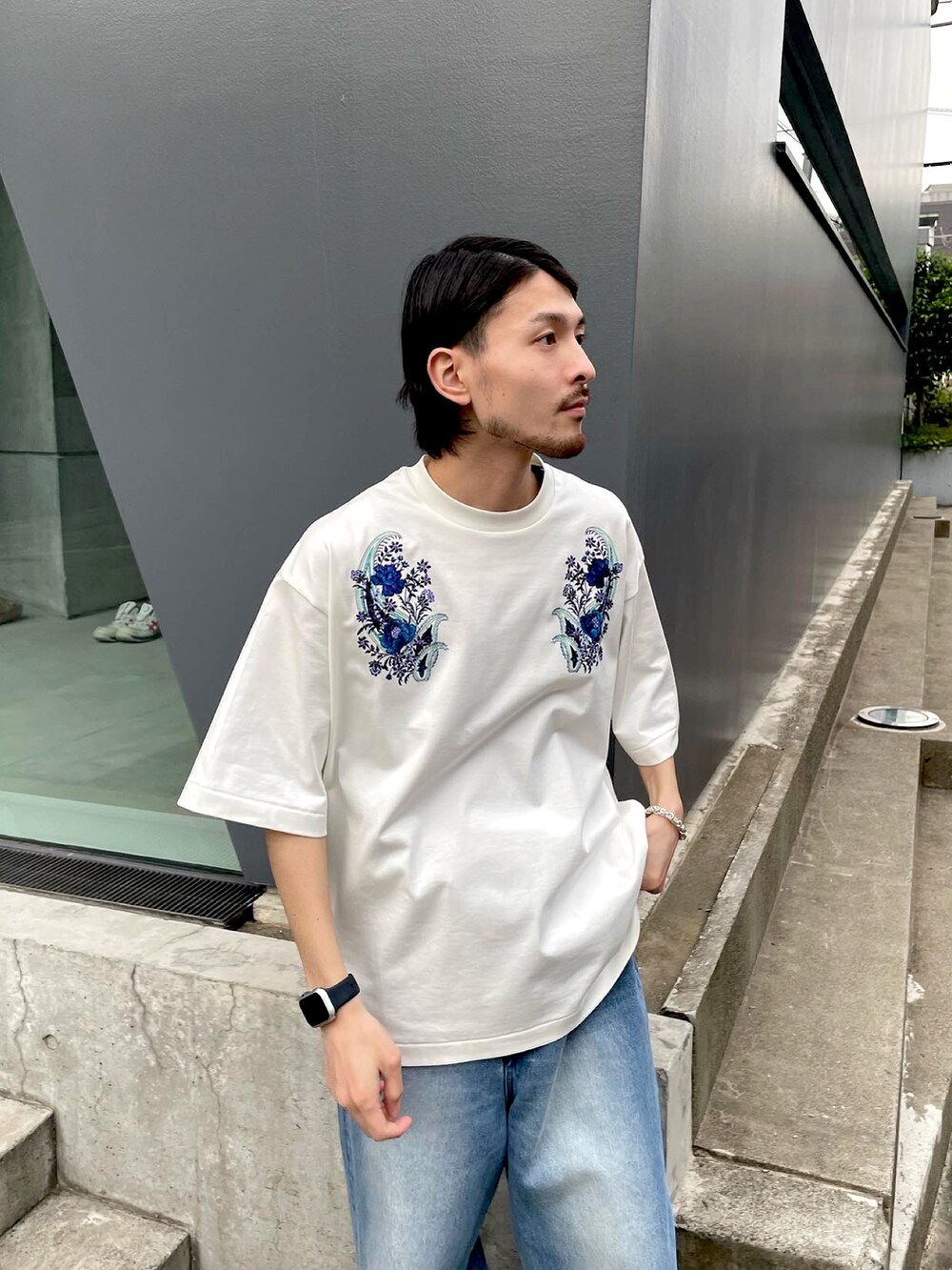 「ビッグシルエット、休日スタイル、スニーカー、きれいめカジュアル、春夏コーデ、メンズコーデ、今日のコーデ、春服」｜「Lui'sの【プレミアムスビン】スカTシャツ（Tシャツ/カットソー、ホワイト系）」を使った、イリザワさん（骨格ウェーブ・メンズ・168cm）の春コーディネートの2枚目の写真