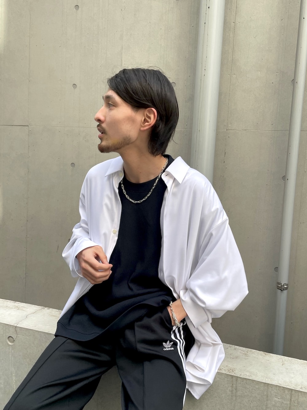 ホワイト系のシャツ/ブラウスを着用したメンズの春コーディネートの2枚目の写真