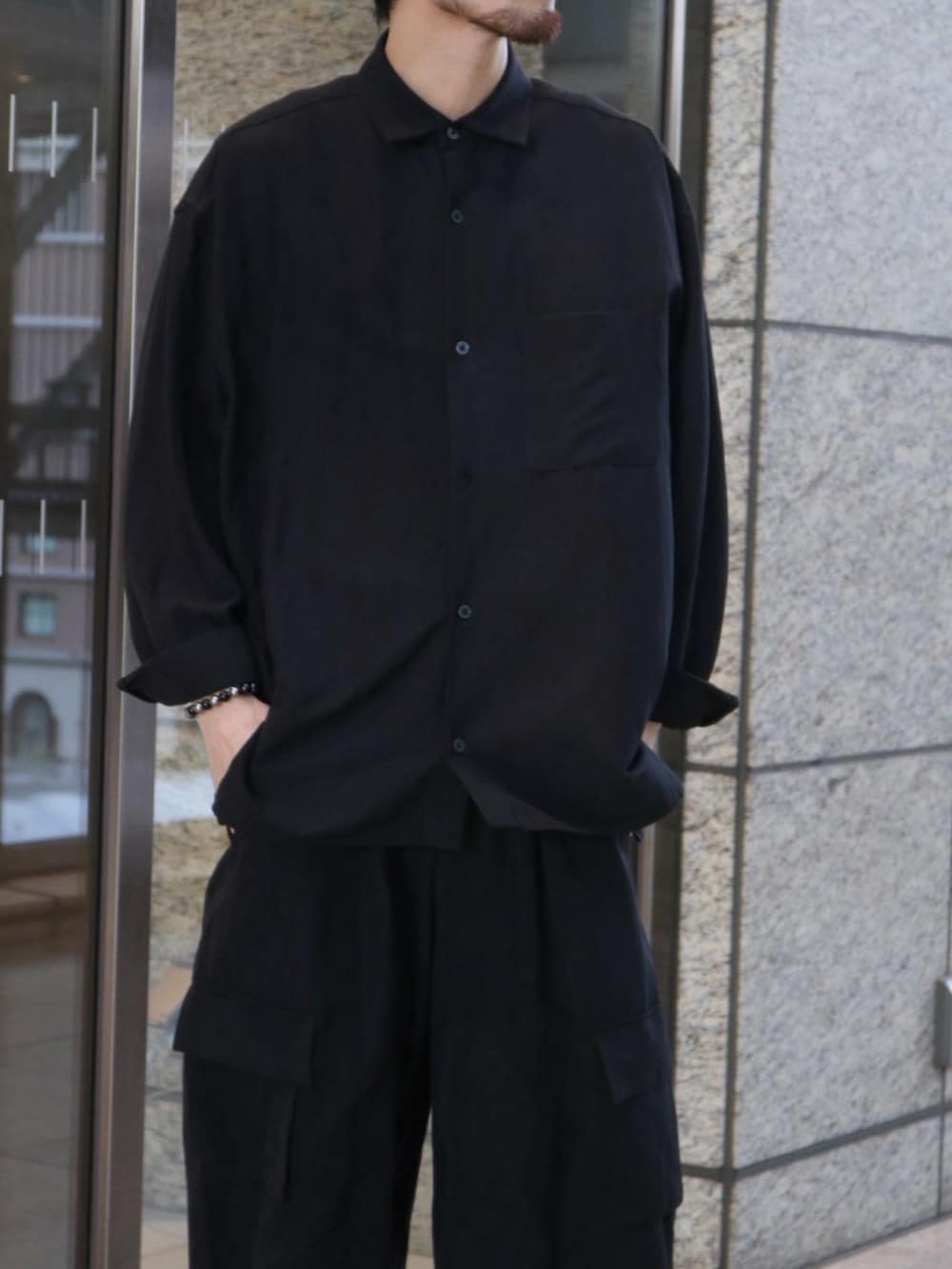 ブラック系のシャツ/ブラウス、ブラック系のカーゴパンツ、ブラック系のローファーを着用したメンズの秋コーディネートの2枚目の写真