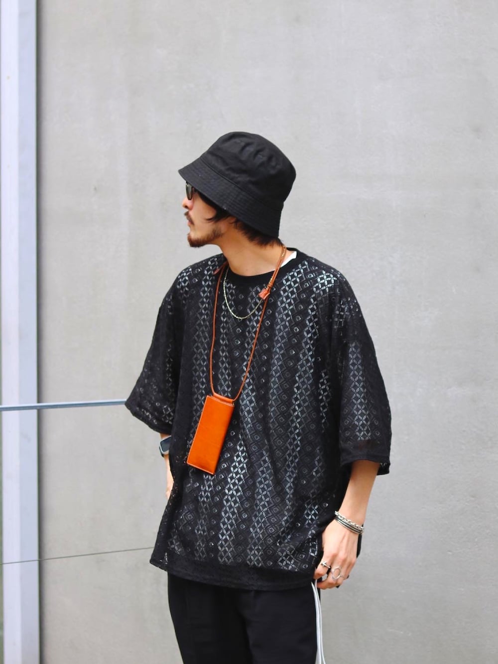 ブラック系のTシャツ/カットソー、ブラック系のTシャツ/カットソー、ブラック系のパンツを着用したメンズの夏コーディネートの2枚目の写真