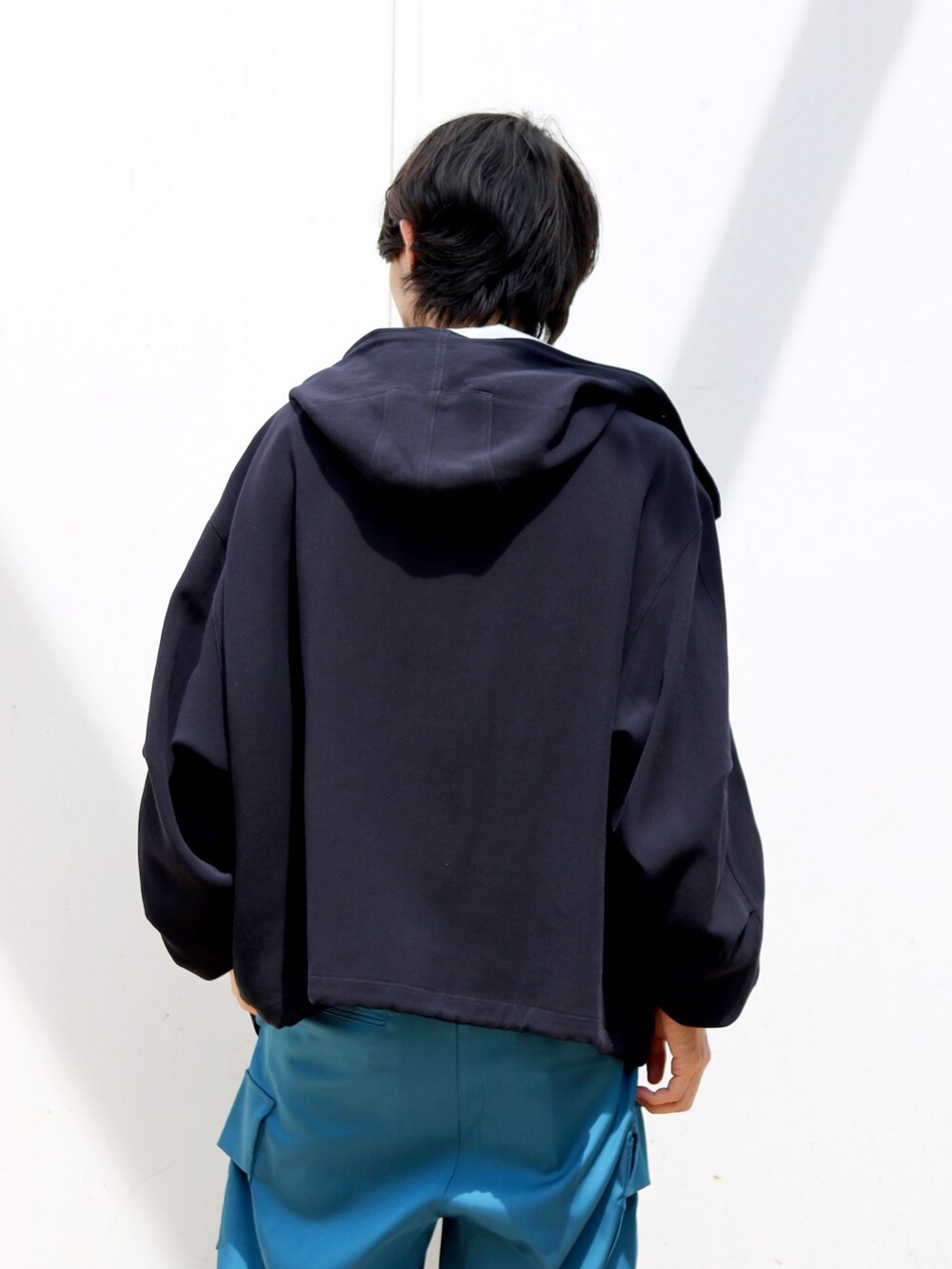 「カーゴパンツ、URU、URU TOKYO、秋服準備はじめました、休日スタイル、スニーカー、きれいめカジュアル、シンプルコーデ、お洒落さんとつながりたい、大人カジュアル」｜「Lui'sのデザインカーゴパンツ（カーゴパンツ、ブルー系）」を使った、イリザワさん（骨格ウェーブ・メンズ・168cm）の夏コーディネートの3枚目の写真