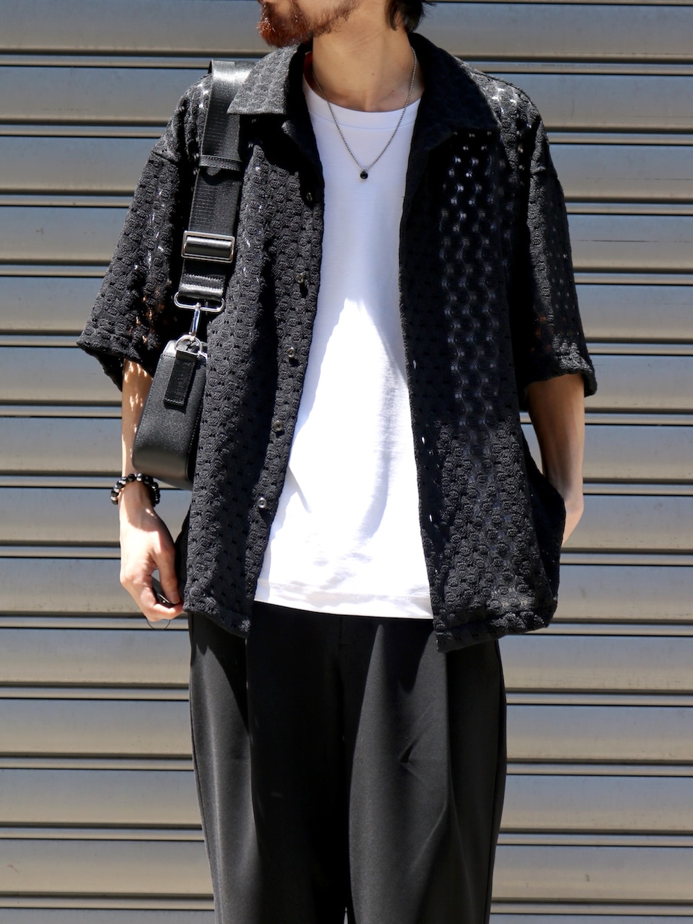 ブラック系のシャツ/ブラウス、ホワイト系のTシャツ/カットソー、ブラック系のショルダーバッグを着用したメンズの夏コーディネートの2枚目の写真