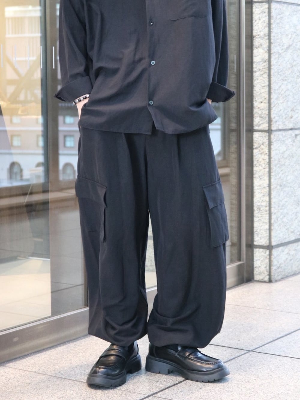 ブラック系のシャツ/ブラウス、ブラック系のカーゴパンツ、ブラック系のローファーを着用したメンズの秋コーディネートの3枚目の写真