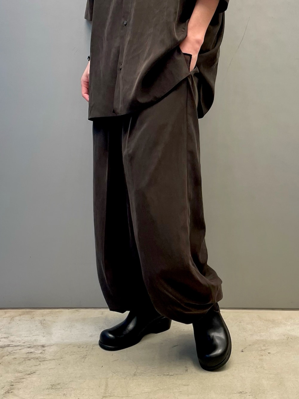 グレー系のシャツ/ブラウス、グレー系のその他パンツ、ブラック系のその他シューズを着用したメンズの夏コーディネートの4枚目の写真