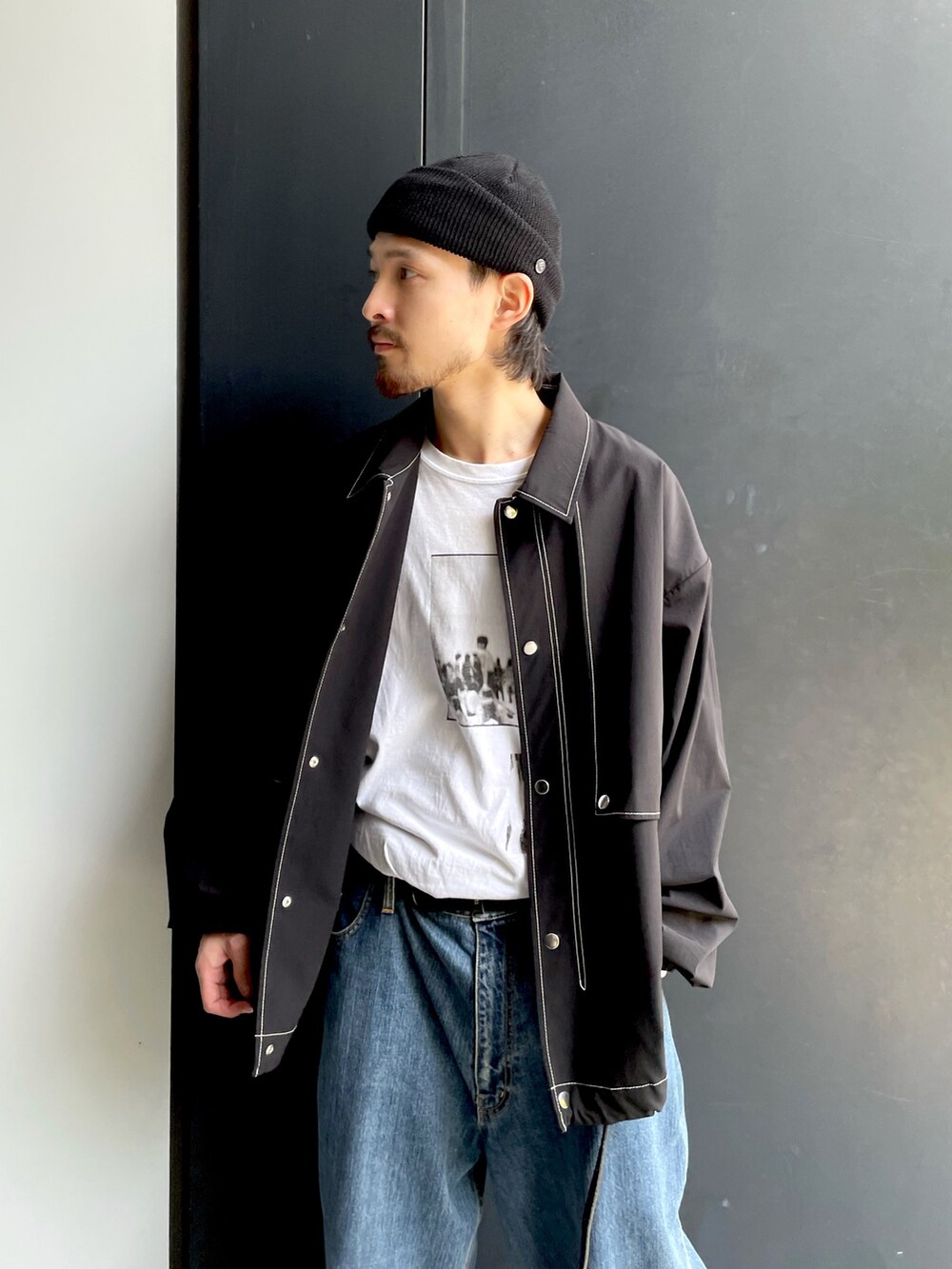 ブラック系のブルゾン、ブラック系のニットキャップ/ビーニーを着用したメンズの春コーディネートの2枚目の写真