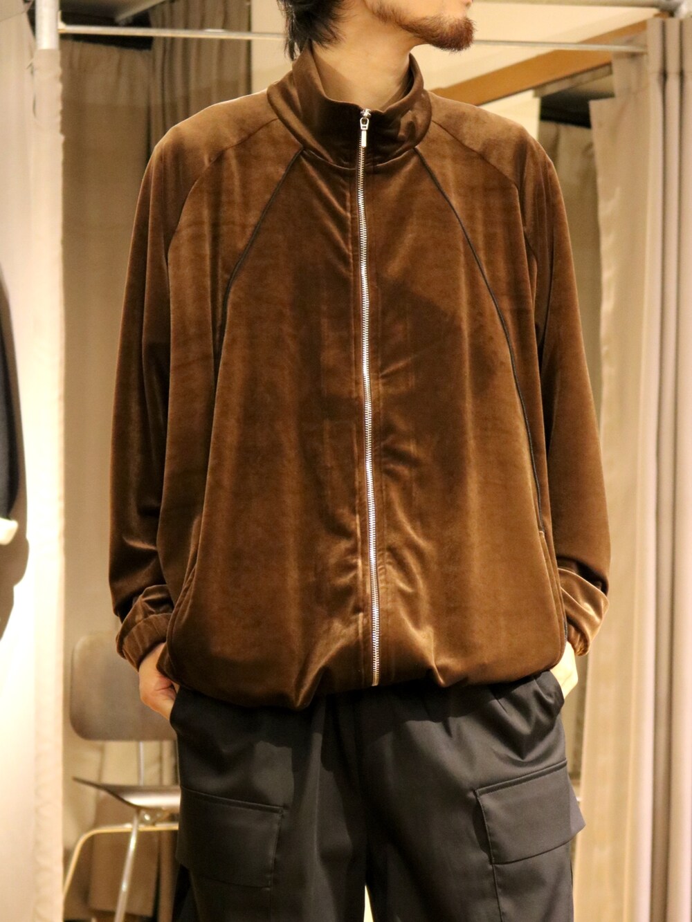 「秋服まるっと大公開、ジャケットスタイル、お出かけコーデ、スポーツミックス、シンプルコーデ、ブラウン、休日スタイル、きれいめカジュアル、カーゴパンツ、メンズファッション、秋のコーデ、秋服コーデ、ルイス(Lui's)、Lui's、西武池袋」｜「Lui'sのベロアトラックジャケット（ジャケット/アウター、ブラウン系）」を使った、イリザワさん（骨格ウェーブ・メンズ・168cm）の秋コーディネートの2枚目の写真