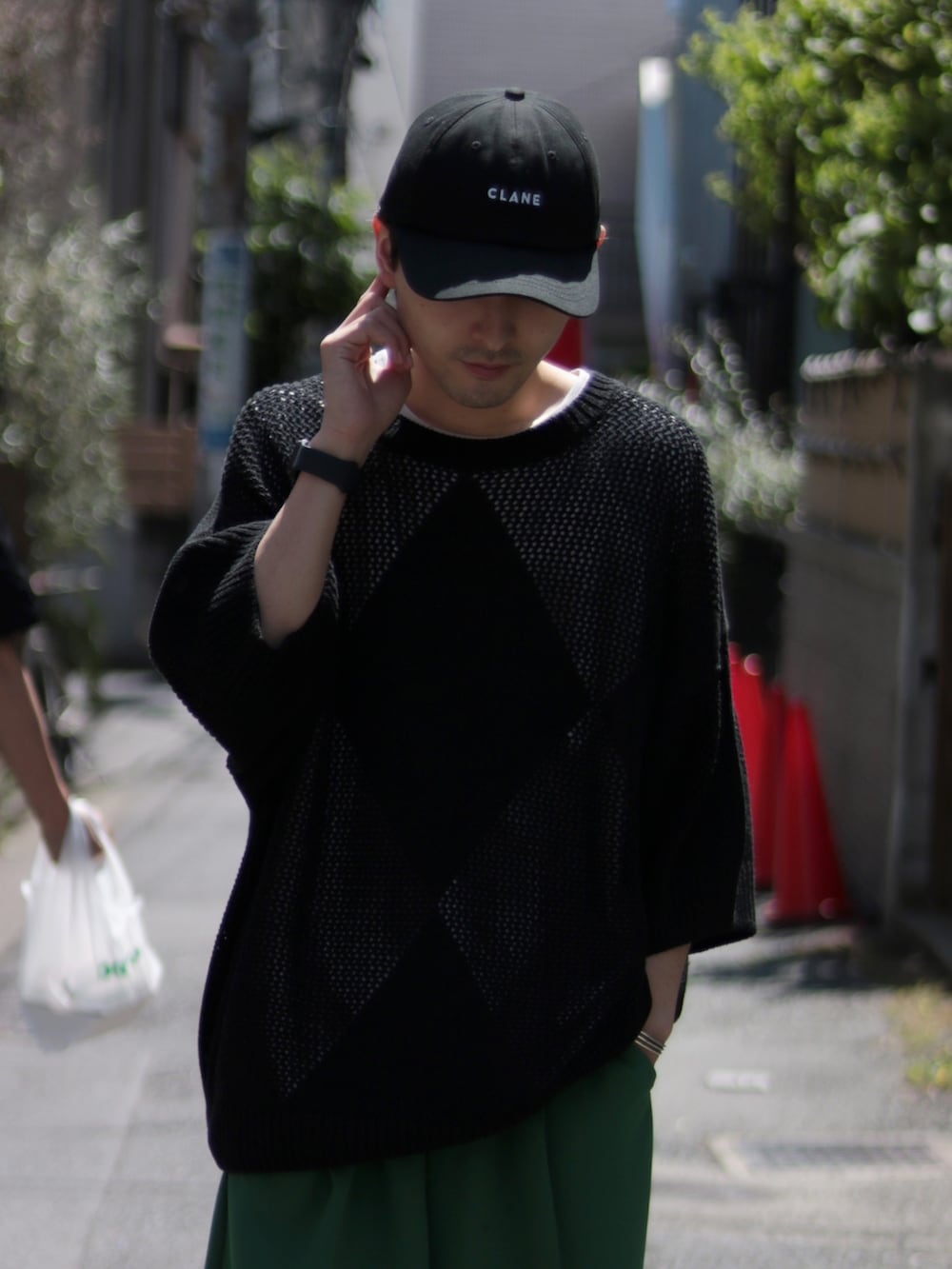 グレー系のTシャツ/カットソー、グリーン系のその他パンツを着用したメンズの春コーディネートの3枚目の写真