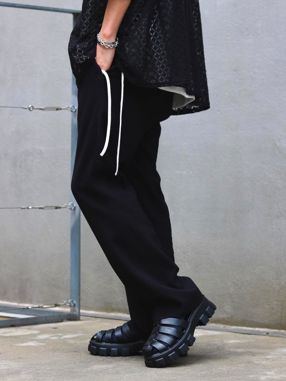 ブラック系のTシャツ/カットソー、ブラック系のTシャツ/カットソー、ブラック系のパンツを着用したメンズの夏コーディネートの3枚目の写真