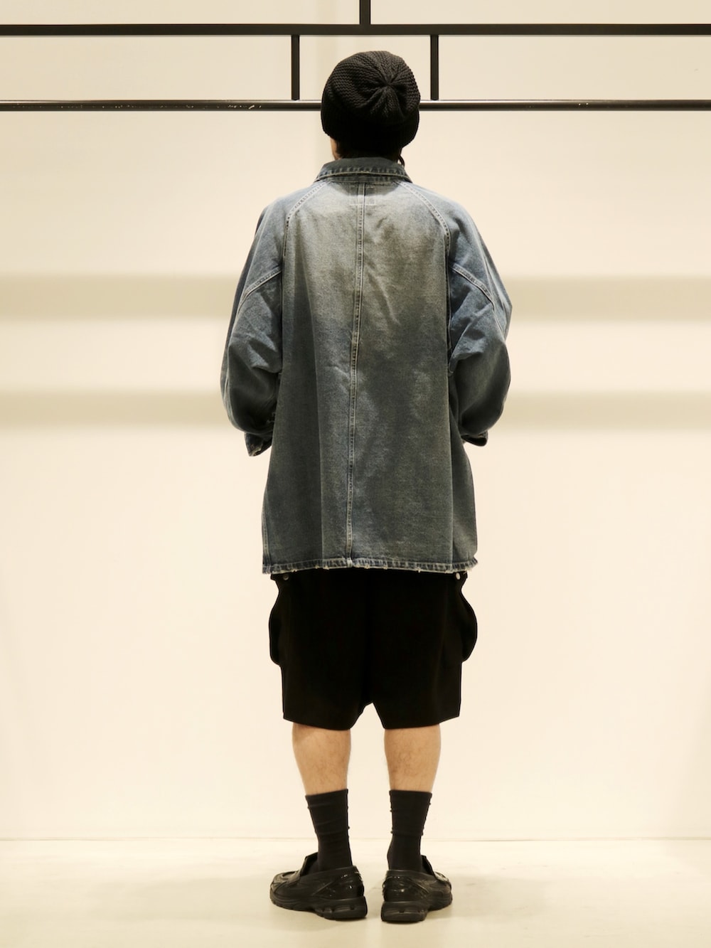 ブルー系のブルゾン、ホワイト系のタンクトップ、ブラック系のその他パンツを着用したメンズの春コーディネートの3枚目の写真