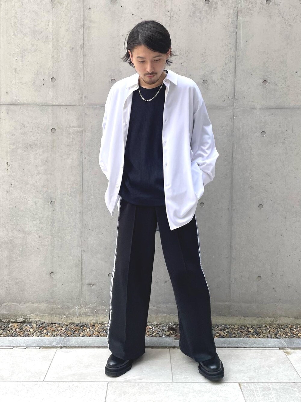 ホワイト系のシャツ/ブラウス、ブラック系のTシャツ/カットソー、ブラック系のドレスシューズを着用したメンズの春コーディネートの2枚目の写真