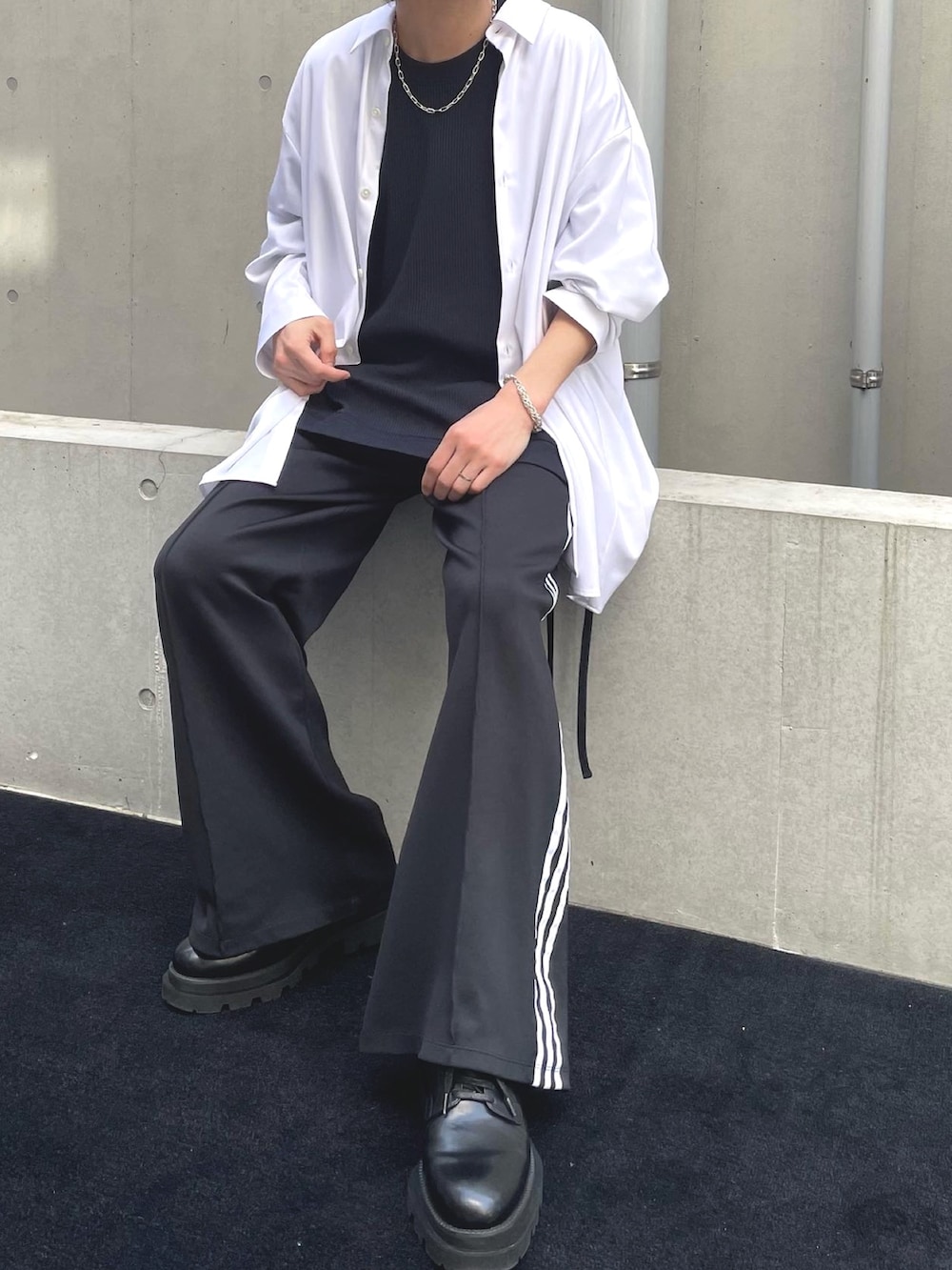 ホワイト系のシャツ/ブラウス、ブラック系のTシャツ/カットソー、ブラック系のドレスシューズを着用したメンズの春コーディネートの4枚目の写真