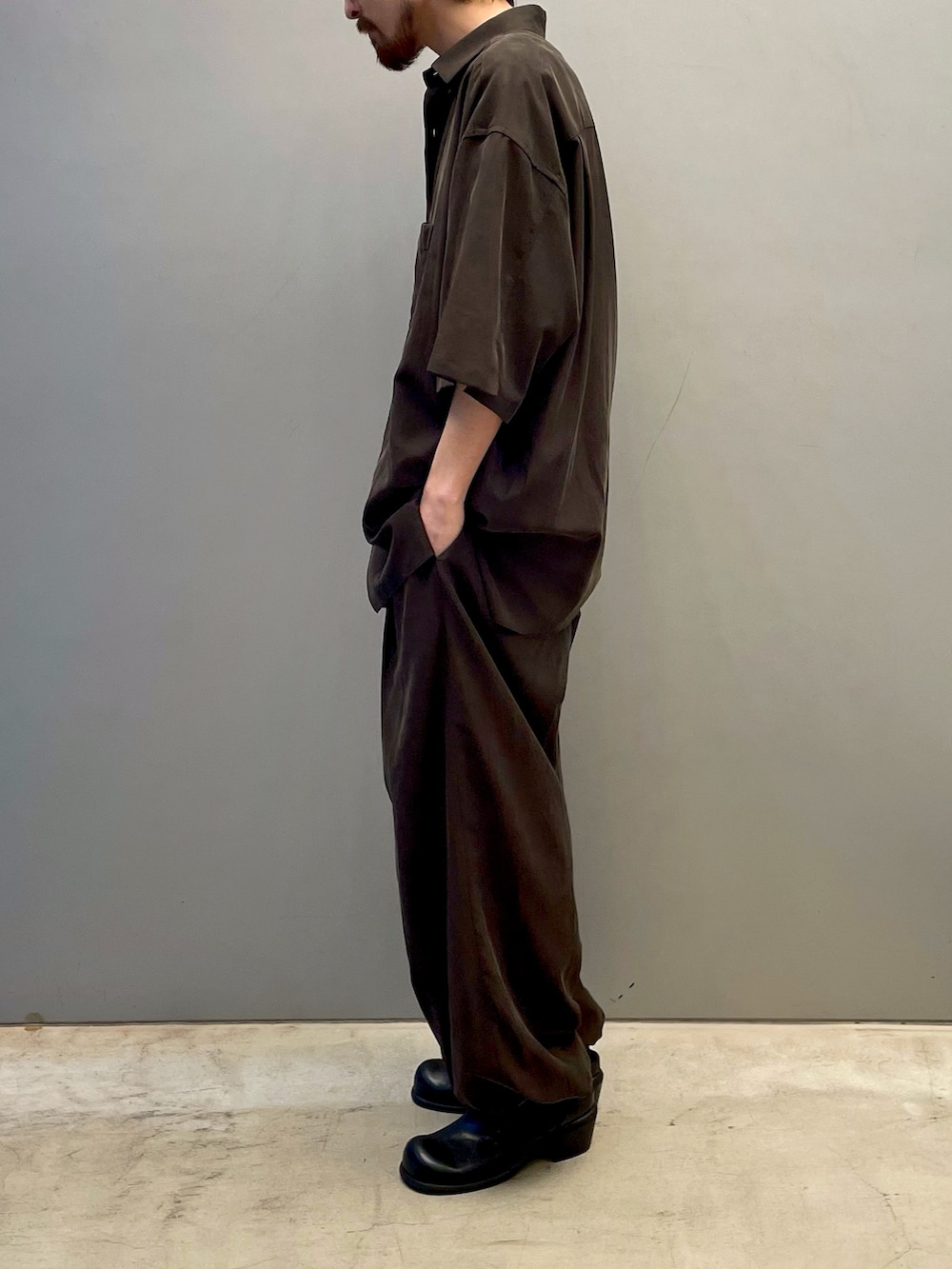 グレー系のシャツ/ブラウス、グレー系のその他パンツ、ブラック系のその他シューズを着用したメンズの夏コーディネートの2枚目の写真