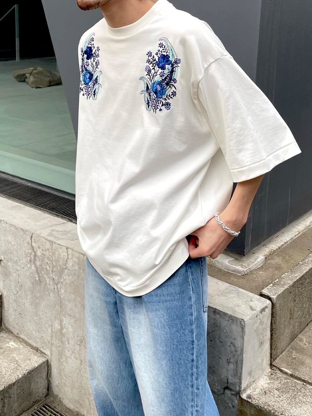 「ビッグシルエット、休日スタイル、スニーカー、きれいめカジュアル、春夏コーデ、メンズコーデ、今日のコーデ、春服」｜「Lui'sの【プレミアムスビン】スカTシャツ（Tシャツ/カットソー、ホワイト系）」を使った、イリザワさん（骨格ウェーブ・メンズ・168cm）の春コーディネートの3枚目の写真