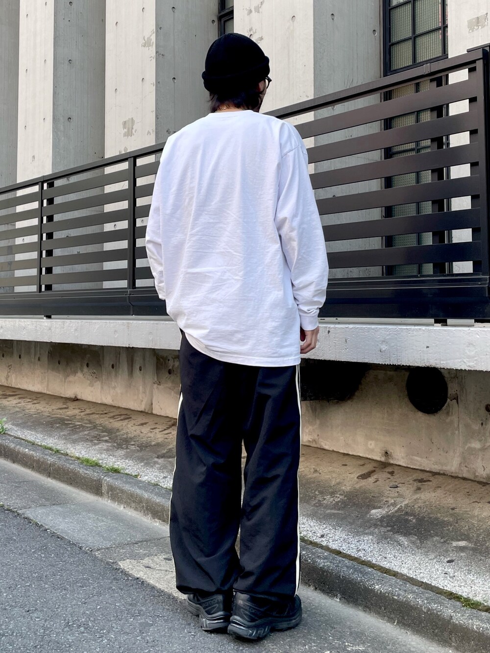 ブラック系のその他パンツ、その他のTシャツ/カットソー、ブラック系のスニーカーを着用したメンズの春コーディネートの4枚目の写真