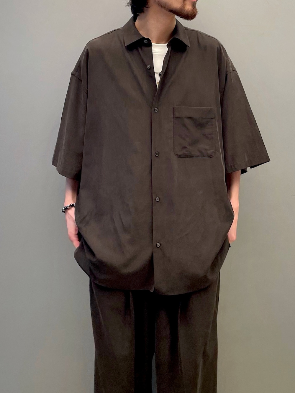 グレー系のシャツ/ブラウス、グレー系のその他パンツ、ブラック系のその他シューズを着用したメンズの夏コーディネートの3枚目の写真