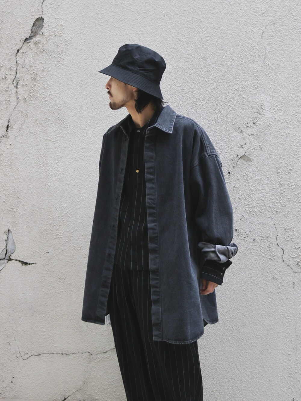 ブラック系のシャツ/ブラウス、ブラック系のシャツ/ブラウス、ブラック系のスラックスを着用したメンズの冬コーディネートの2枚目の写真