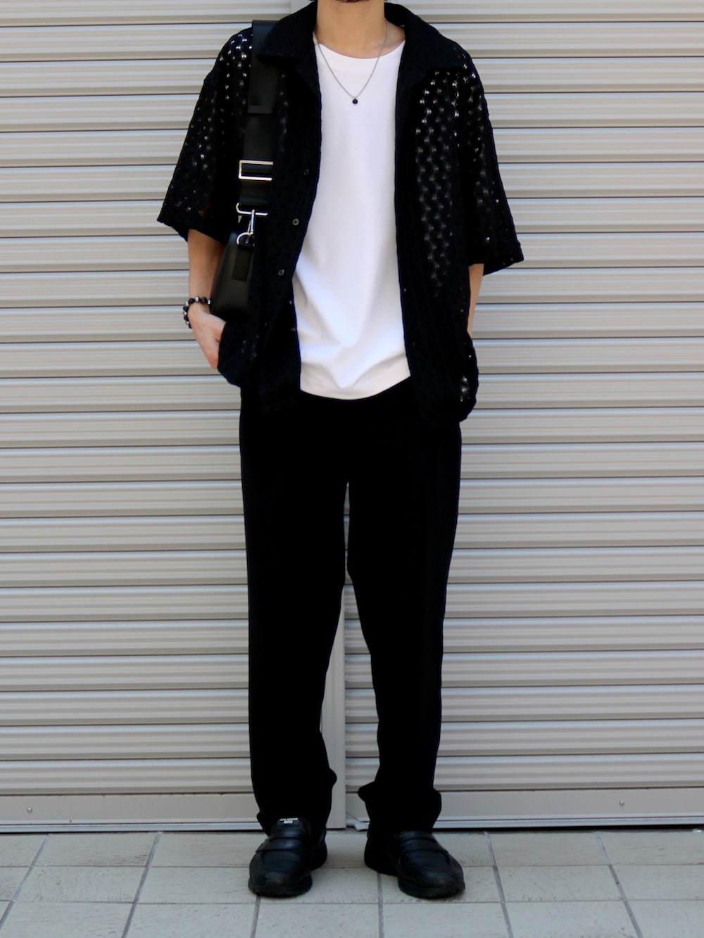 ブラック系のシャツ/ブラウス、ホワイト系のTシャツ/カットソー、ブラック系のショルダーバッグを着用したメンズの夏コーディネートの3枚目の写真