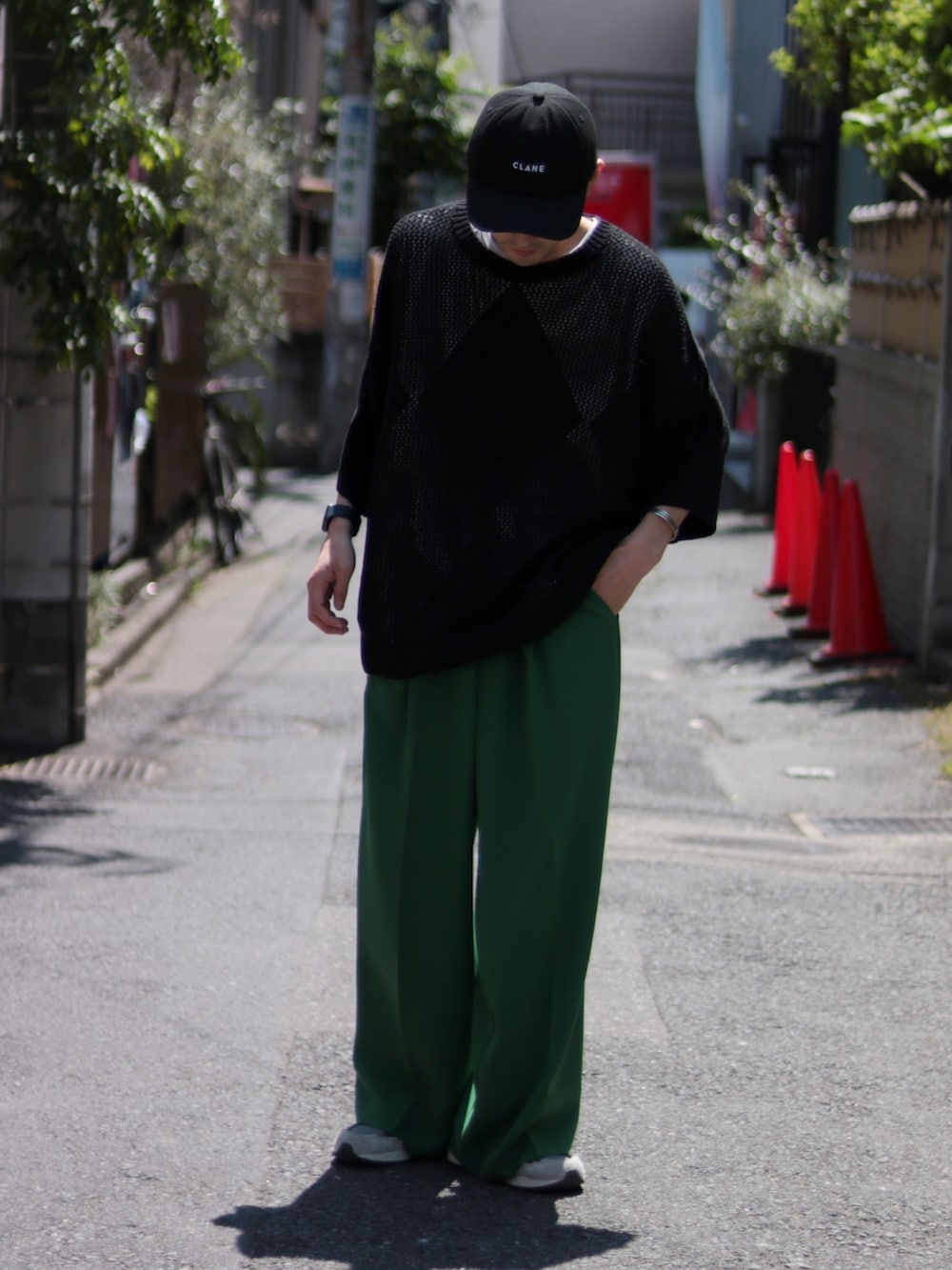 グレー系のTシャツ/カットソー、グリーン系のその他パンツを着用したメンズの春コーディネートの2枚目の写真