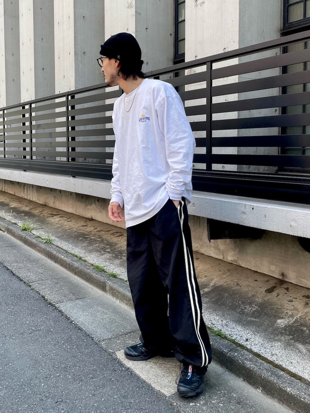 ブラック系のその他パンツ、その他のTシャツ/カットソー、ブラック系のスニーカーを着用したメンズの春コーディネートの2枚目の写真