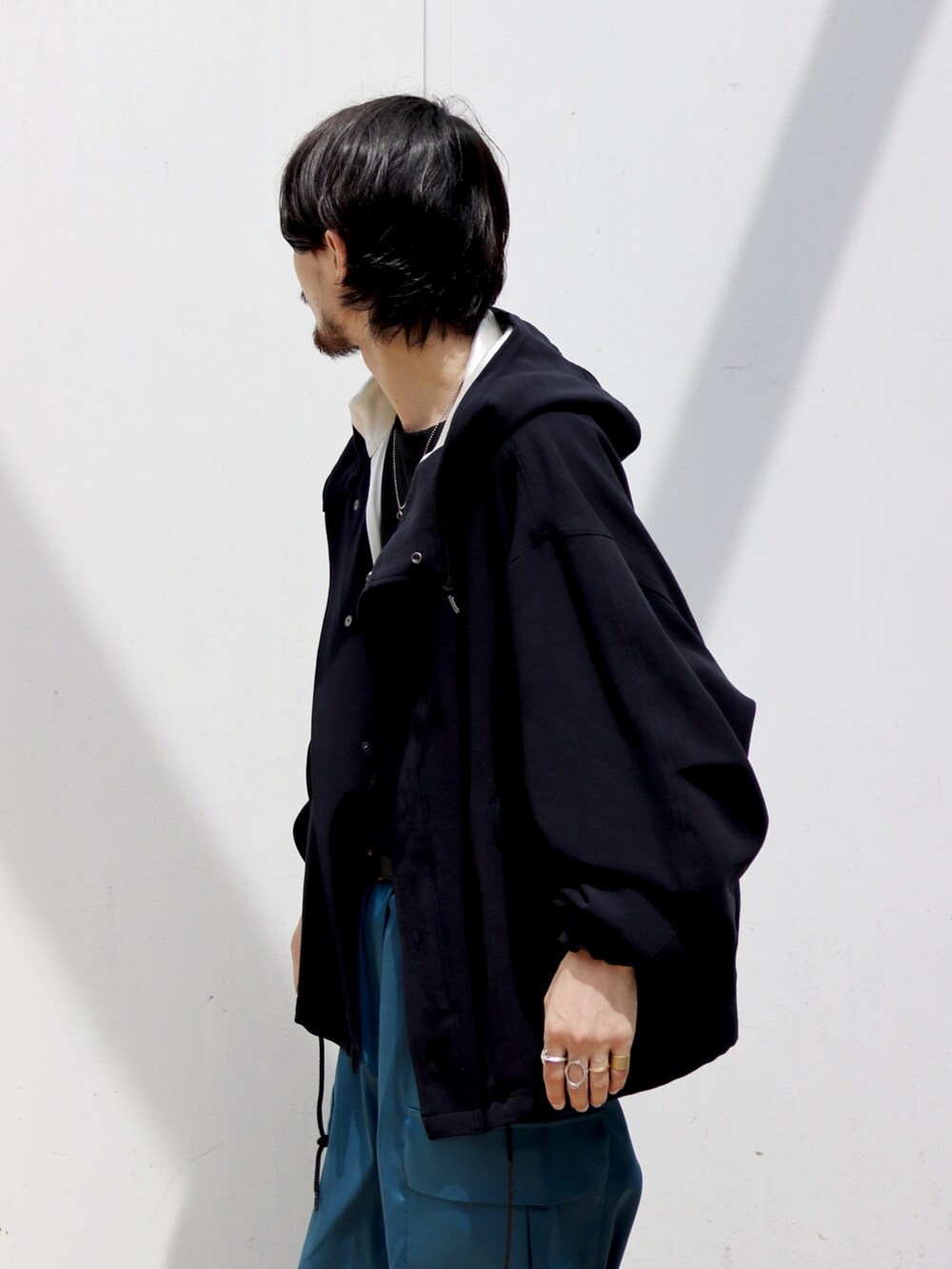 「カーゴパンツ、URU、URU TOKYO、秋服準備はじめました、休日スタイル、スニーカー、きれいめカジュアル、シンプルコーデ、お洒落さんとつながりたい、大人カジュアル」｜「Lui'sのデザインカーゴパンツ（カーゴパンツ、ブルー系）」を使った、イリザワさん（骨格ウェーブ・メンズ・168cm）の夏コーディネートの2枚目の写真