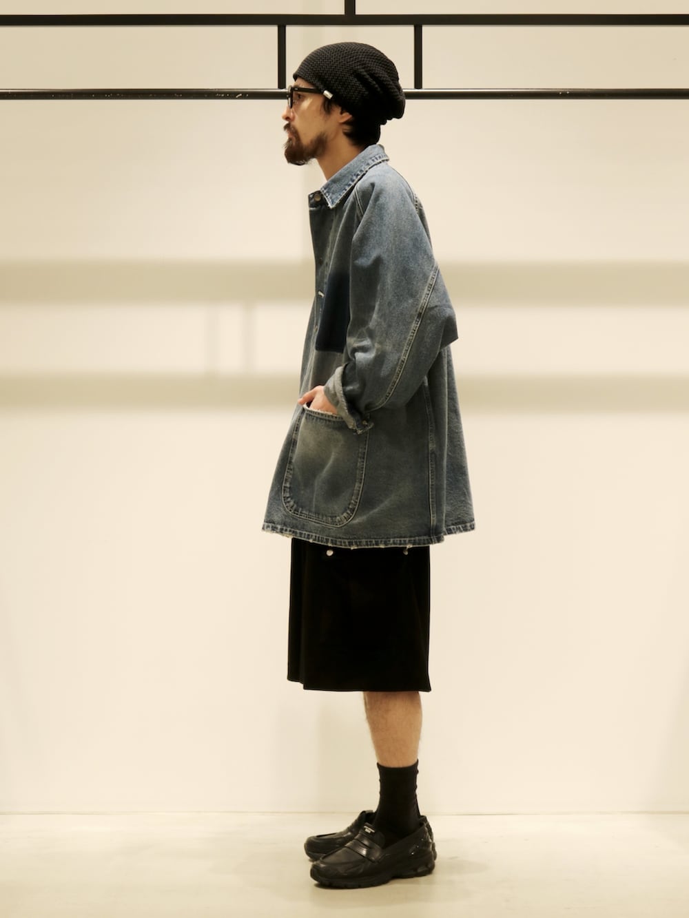 ブルー系のブルゾン、ホワイト系のタンクトップ、ブラック系のその他パンツを着用したメンズの春コーディネートの2枚目の写真