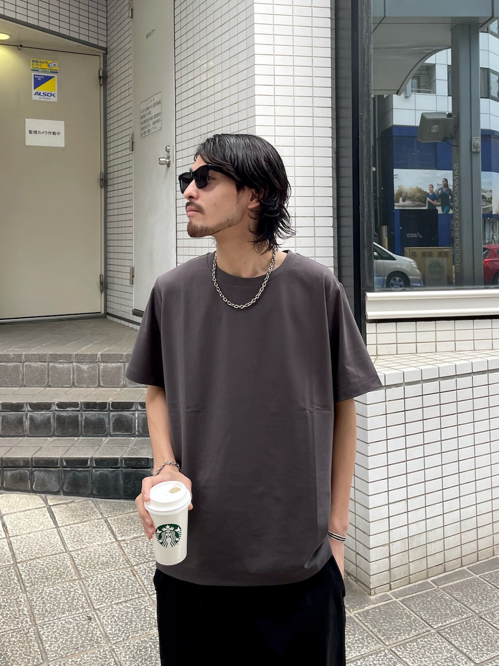 グレー系のTシャツ/カットソー、ブラック系のその他パンツ、ブラック系のスニーカーを着用したメンズの春コーディネートの2枚目の写真