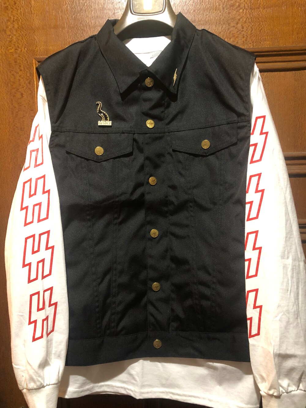 ブルー系のデニムパンツ、ホワイト系のTシャツ/カットソー、ブラック系のその他アウターを着用したメンズの春コーディネートの2枚目の写真