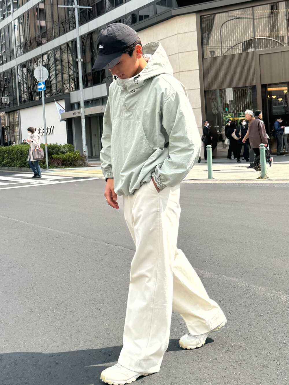「ナイロン、ストリート、春服みてみて、アノラックパーカー、ストレートパンツ、アウトドアスタイル、春アウター、春色」｜「CANAL JEANのchoice_cnl(チョイス) "Pals."刺繍CAP（キャップ、ブラック系）」を使った、takuyaさん（メンズ・170cm）の春コーディネートの2枚目の写真