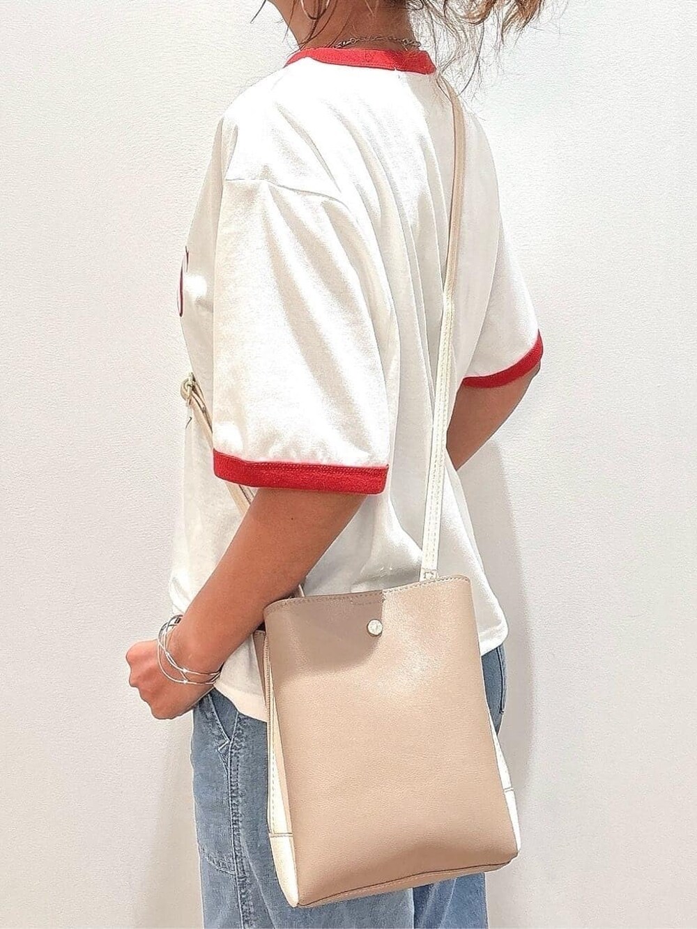 ブラック系のシャツ/ブラウス、ブルー系のデニムパンツ、ブラウン系のパンプスを着用したレディースの秋コーディネートの10枚目の写真