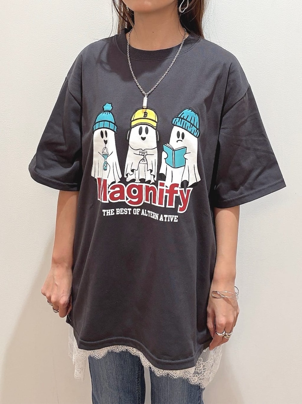 グレー系のTシャツ/カットソー、ブルー系のデニムパンツ、イエロー系のその他を着用したレディースの春コーディネートの4枚目の写真