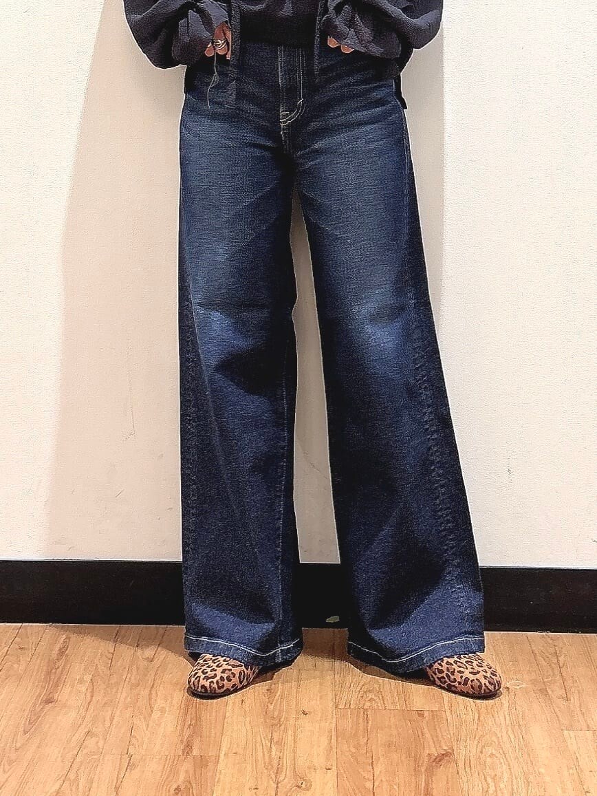 ブラック系のシャツ/ブラウス、ブルー系のデニムパンツ、ブラウン系のパンプスを着用したレディースの秋コーディネートの8枚目の写真
