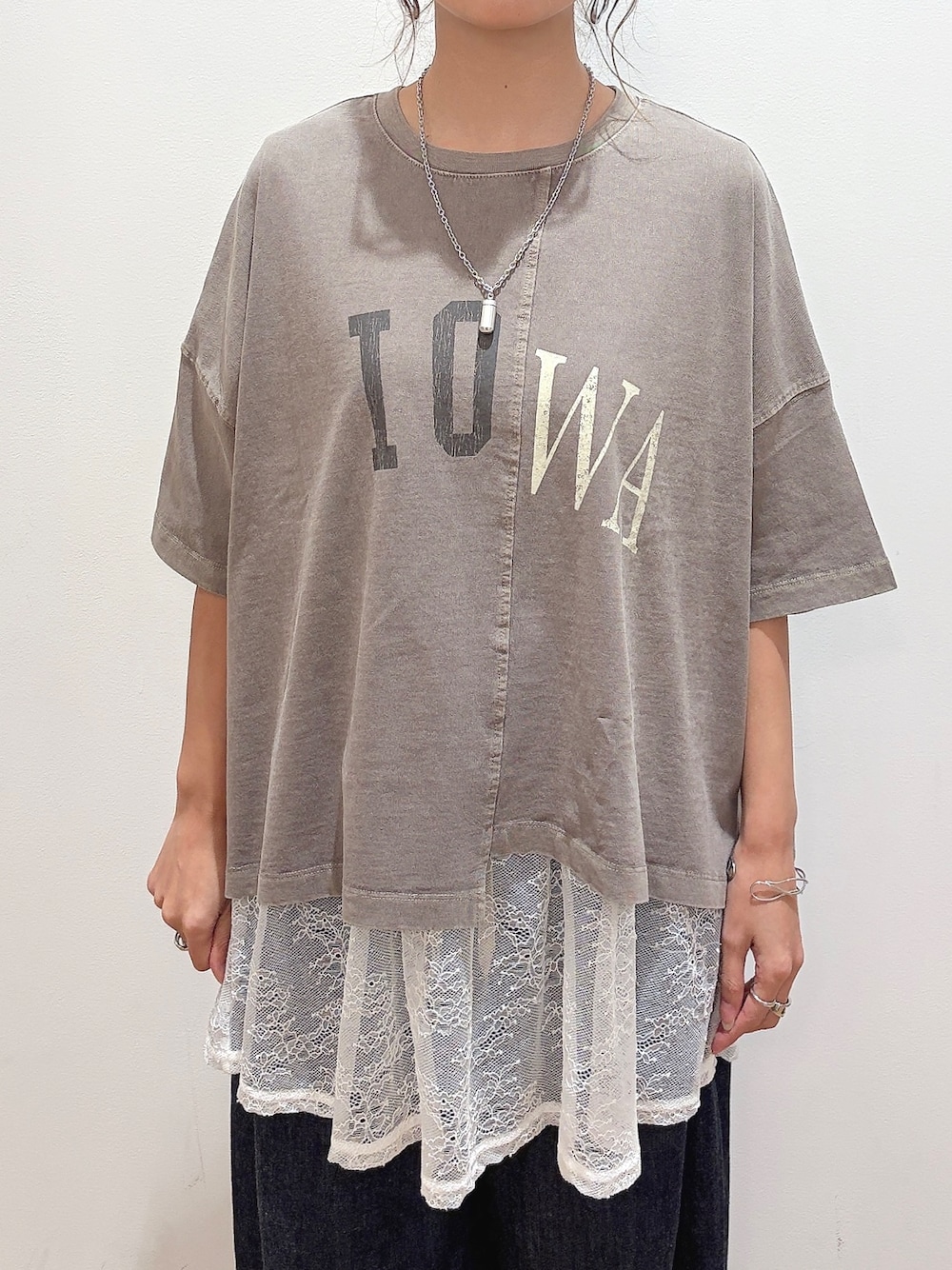 グリーン系のTシャツ/カットソー、ブラック系のタンクトップ、その他のその他パンツを着用したレディースの夏コーディネートの4枚目の写真