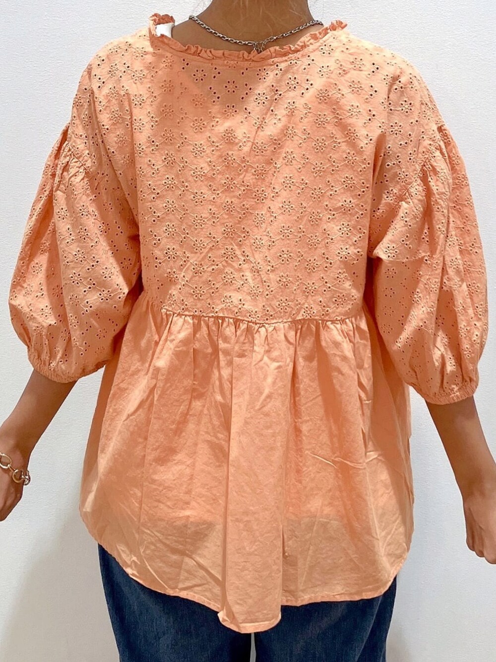 ブルー系のデニムパンツ、オレンジ系のシャツ/ブラウスを着用したレディースの夏コーディネートの3枚目の写真