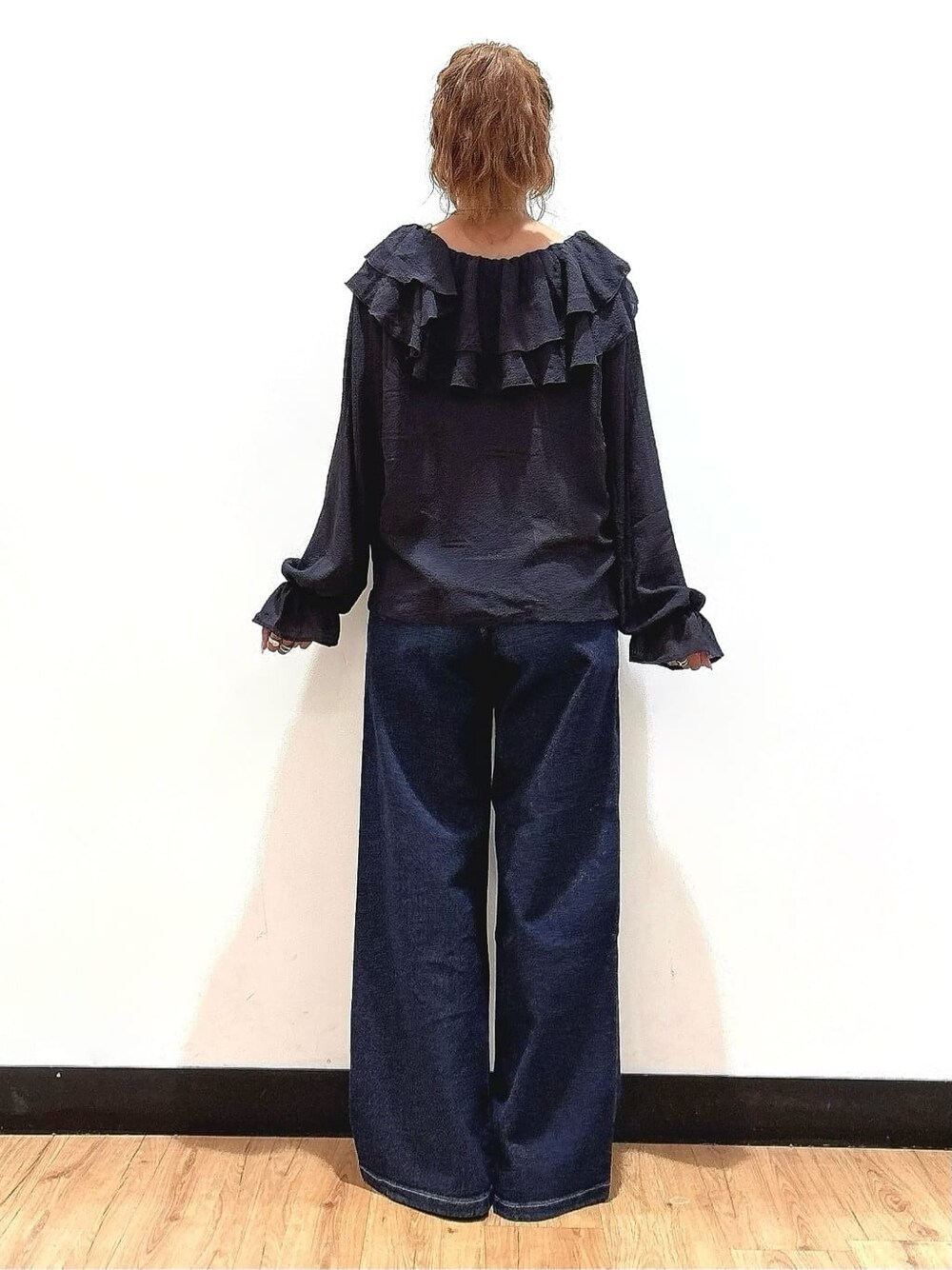 ブラック系のシャツ/ブラウス、ブルー系のデニムパンツ、ブラウン系のパンプスを着用したレディースの秋コーディネートの3枚目の写真