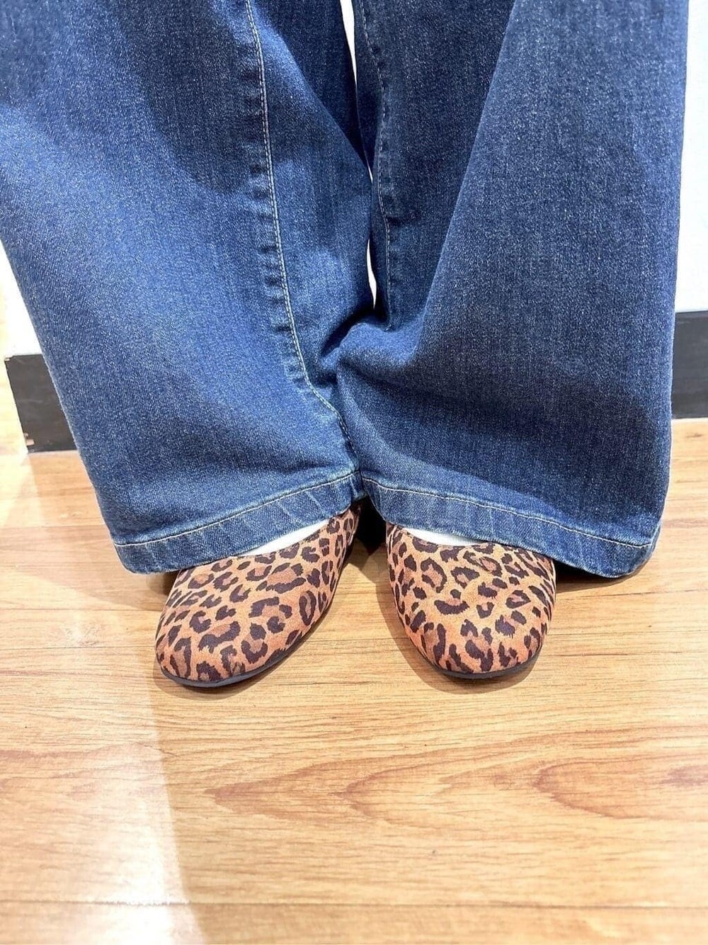 ブラック系のシャツ/ブラウス、ブルー系のデニムパンツ、ブラウン系のパンプスを着用したレディースの秋コーディネートの9枚目の写真