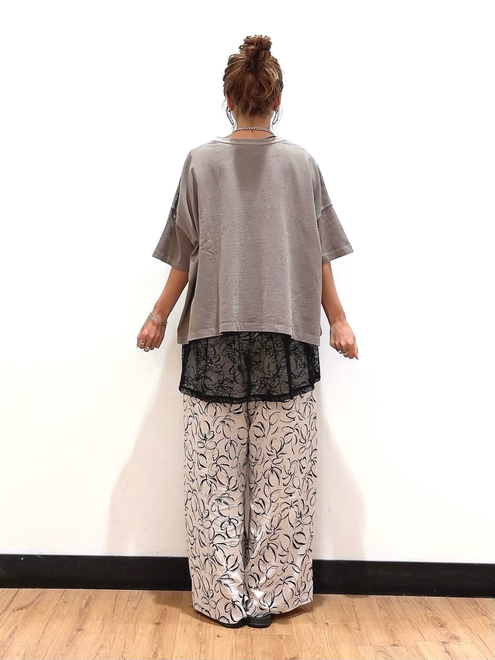 グリーン系のTシャツ/カットソー、ブラック系のタンクトップ、その他のその他パンツを着用したレディースの夏コーディネートの3枚目の写真
