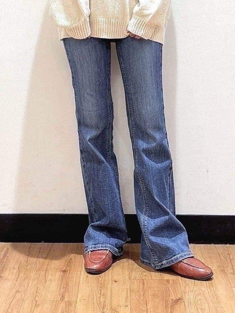 グレー系のTシャツ/カットソー、ブルー系のデニムパンツ、イエロー系のその他を着用したレディースの春コーディネートの6枚目の写真