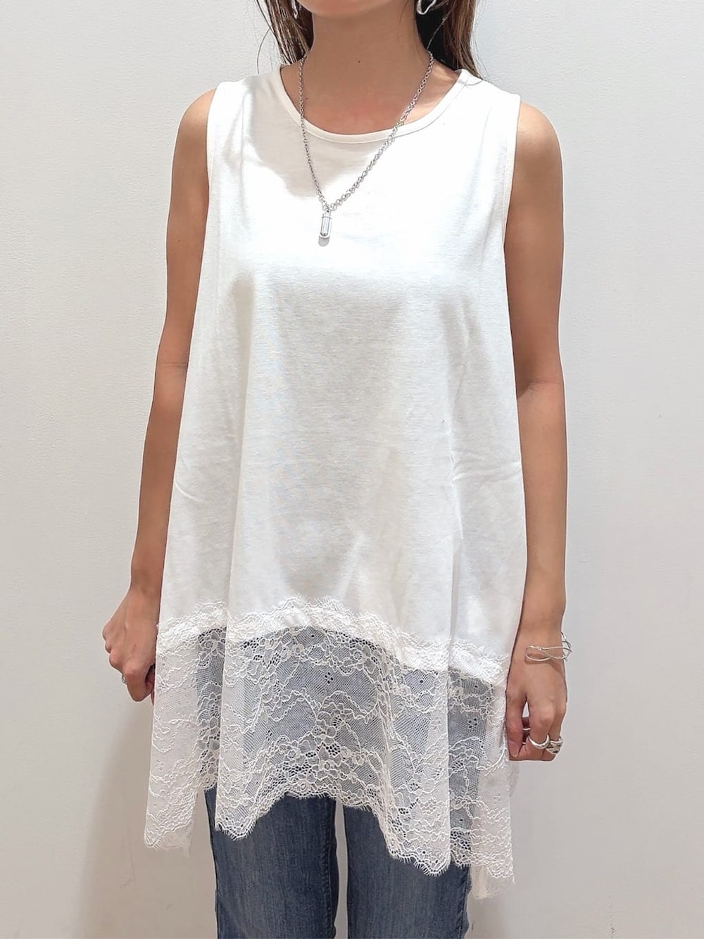 グレー系のTシャツ/カットソー、ブルー系のデニムパンツ、イエロー系のその他を着用したレディースの春コーディネートの5枚目の写真