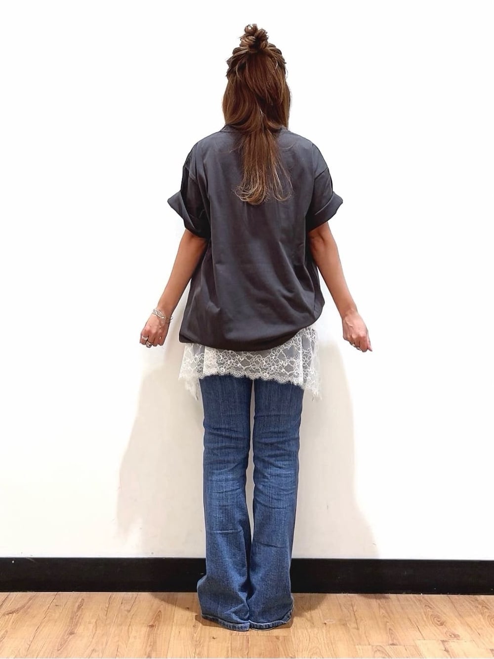グレー系のTシャツ/カットソー、ブルー系のデニムパンツ、イエロー系のその他を着用したレディースの春コーディネートの3枚目の写真