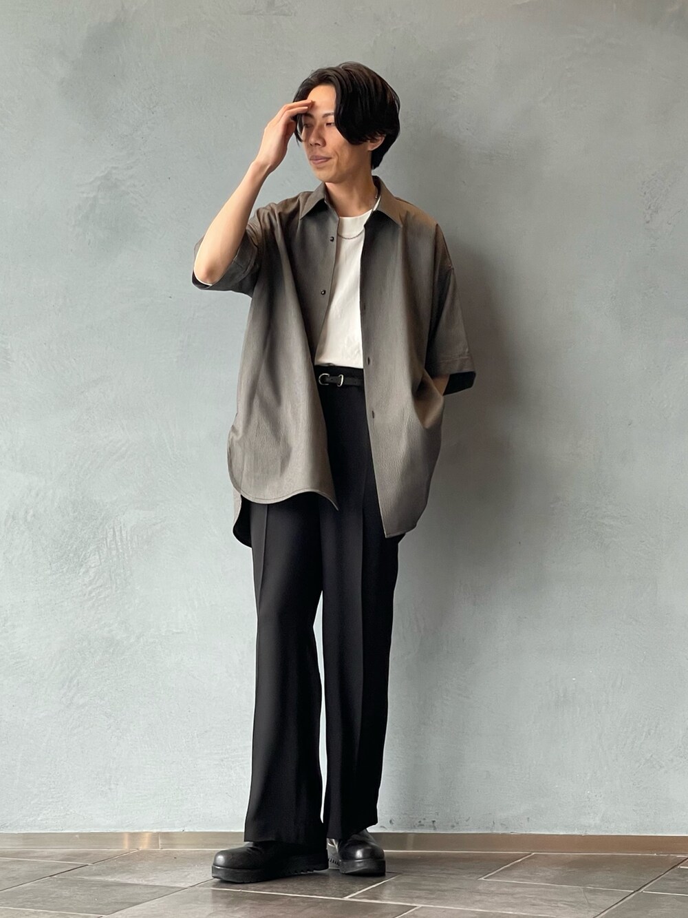 ブラック系のシャツ/ブラウス、ブラック系のスラックスを着用したメンズの春コーディネートの2枚目の写真