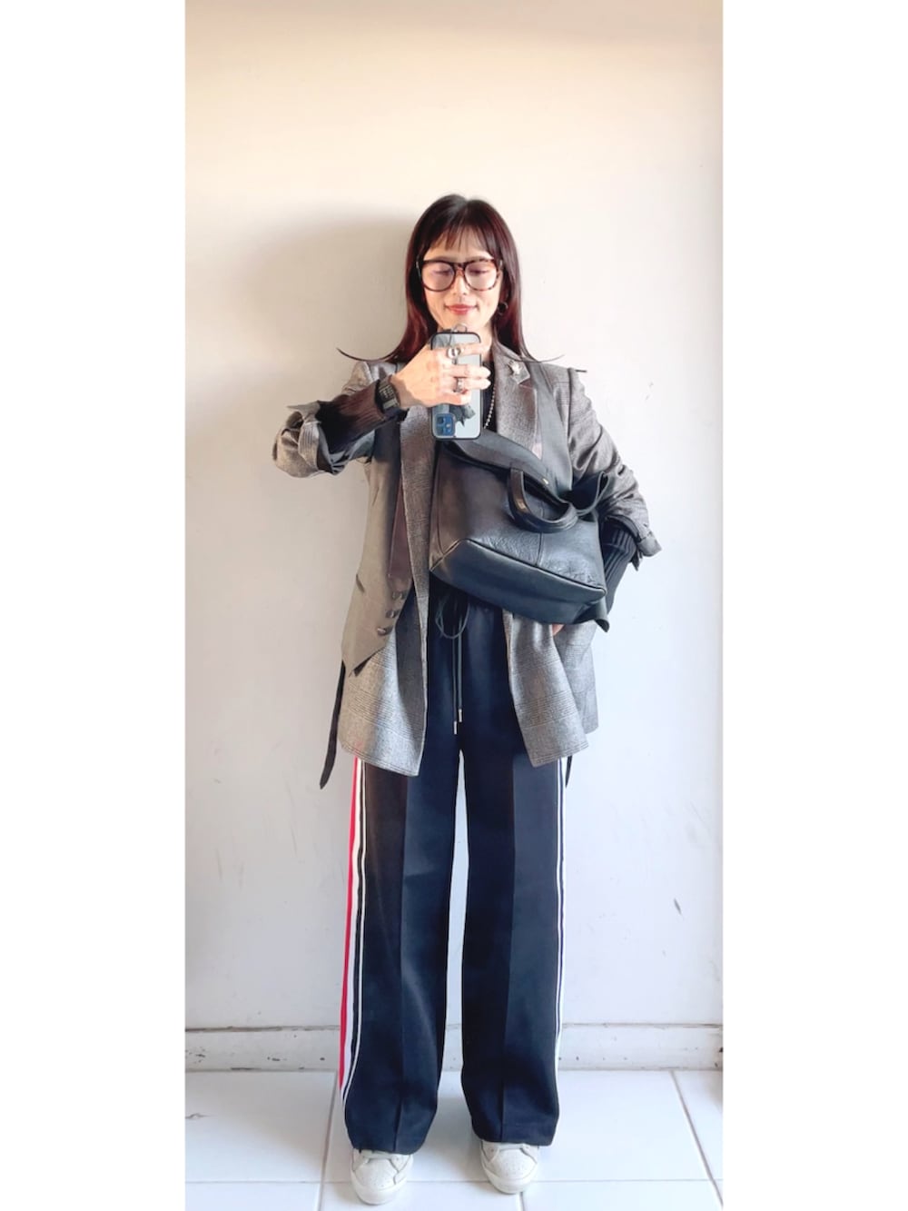 「yucchino、ファッションを楽しもう、大人カジュアル、トラックパンツ、ジャケット、ベスト、レイヤードスタイル、スニーカー、ショルダーバッグ、低身長コーデ、スポーツミックス」｜「H&Mのアイテム（パンツ、ブラック系）」を使った、yukino_yucchinoさん（骨格ナチュラル・レディース・151cm）の秋コーディネートの3枚目の写真